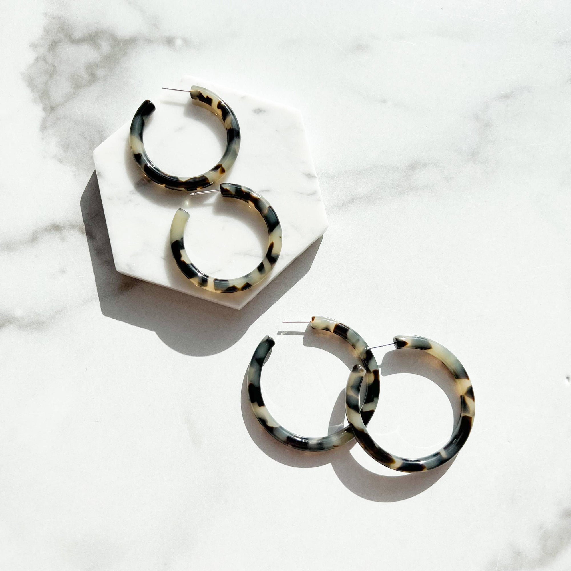 Round Hoop Earrings in Bio Blonde Tortoise