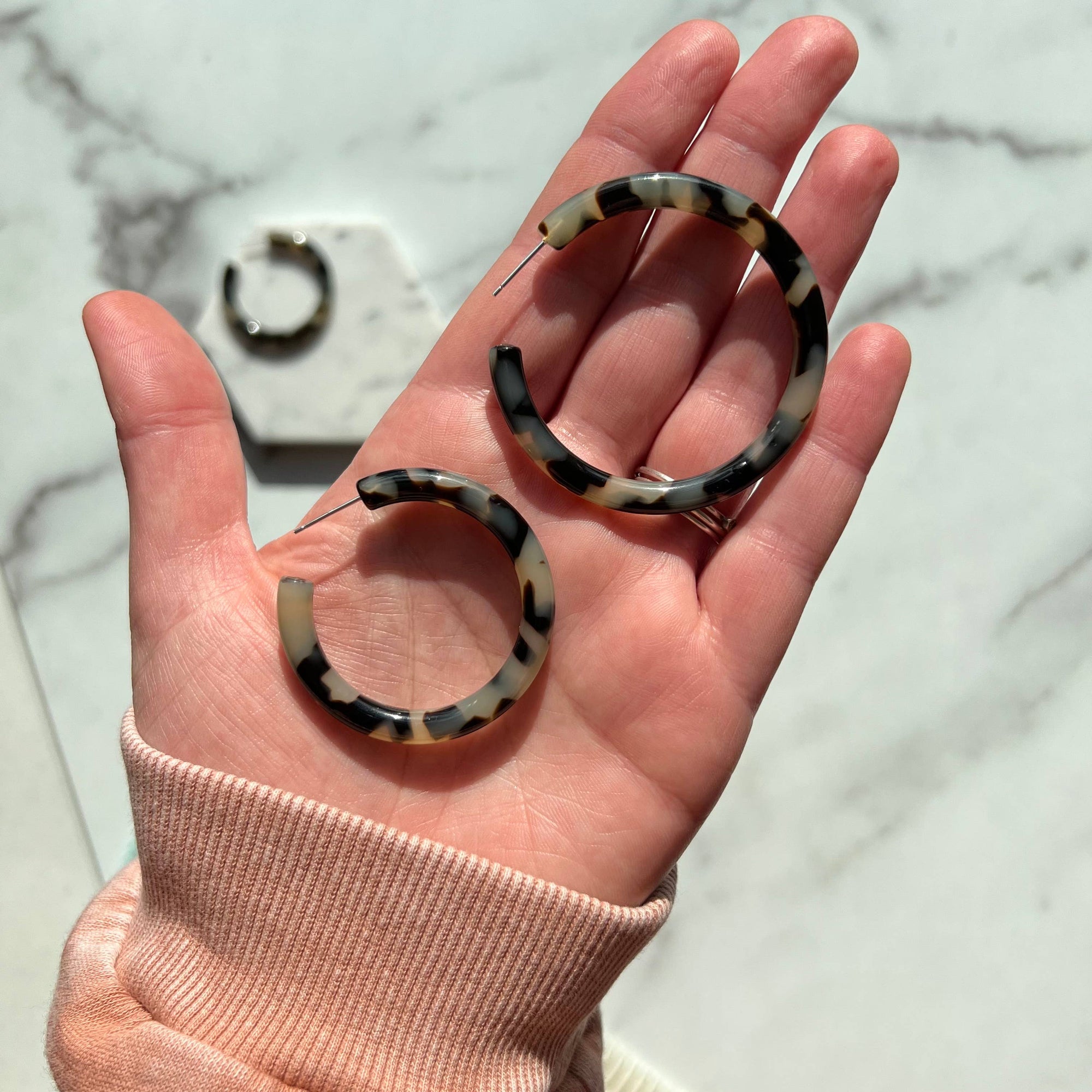 Round Hoop Earrings in Bio Blonde Tortoise