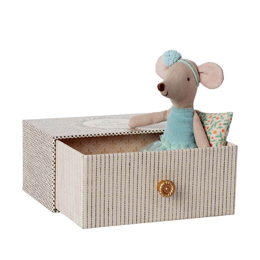 Little Sister Dancing Mouse in Daybed